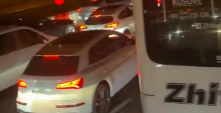 Mërgimtarët nga Kosova të bllokuar mbi 9 orë në kufirin Serbi-Kroaci pa ujë e ushqime