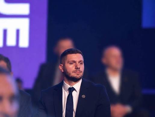 Fotomontazhet me Inteligjencë Artificiale dhe Akuzat për Luftë Hibride në Politikë