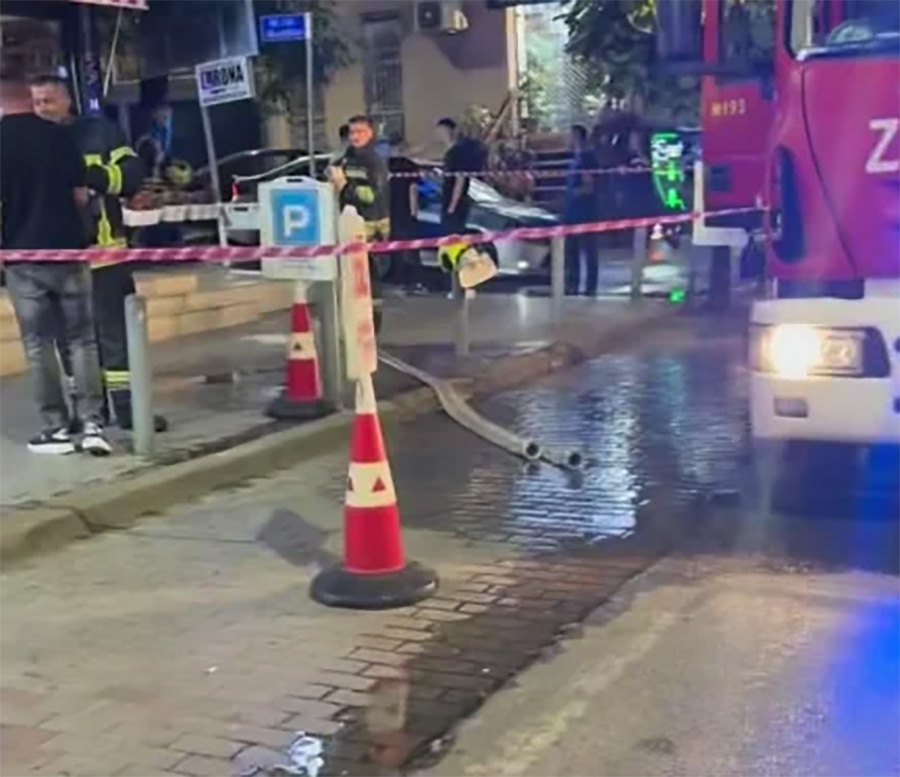 Flakët përfshijnë një lokal në Ulpianë, zjarrfikësit në aksion