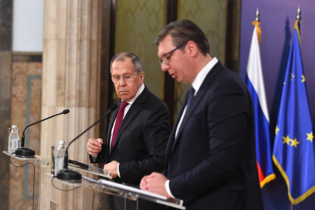 Lavrov kritikon ashpër Vuçiqin për takimin me Zelenskyn dhe financimin e Ukrainës