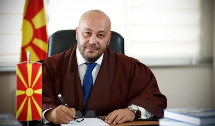 Kostadinovski kundër dezinformatave për ligjin e gjuhës shqipe dhe presionet politike në Gjykatën Kushtetuese