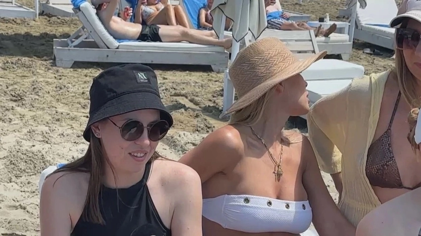 Turistët e huaj në Durrës: Pushime, punë dhe jetesë në bregdet