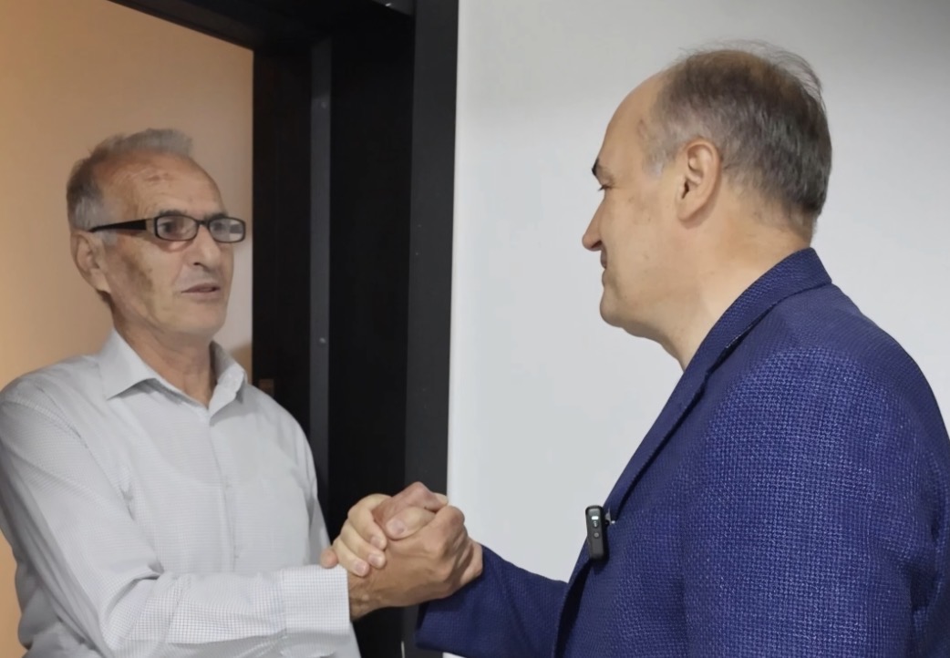 Fushata “derë më derë” e Enver Hoxhajt dhe mesazhet mbështetëse nga qytetarët e Prishtinës