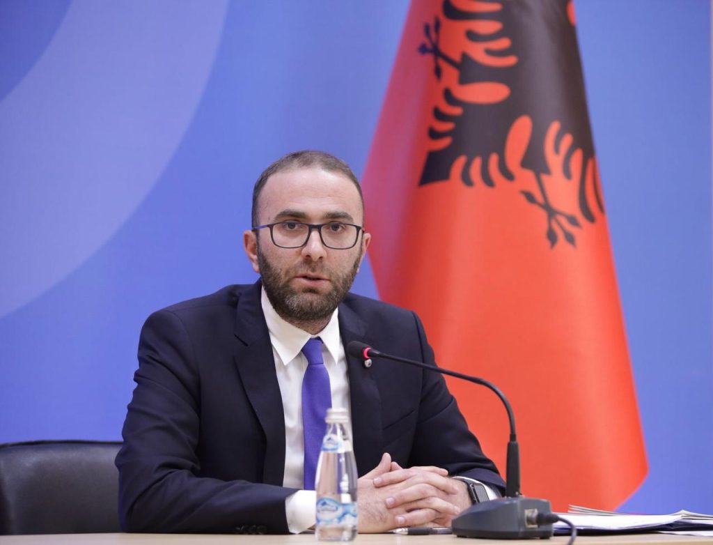 Studentët shqiptarë mbahen 8 orë pa ujë dhe ushqim nga policia maqedonase, dënohet heshtja e Tiranës
