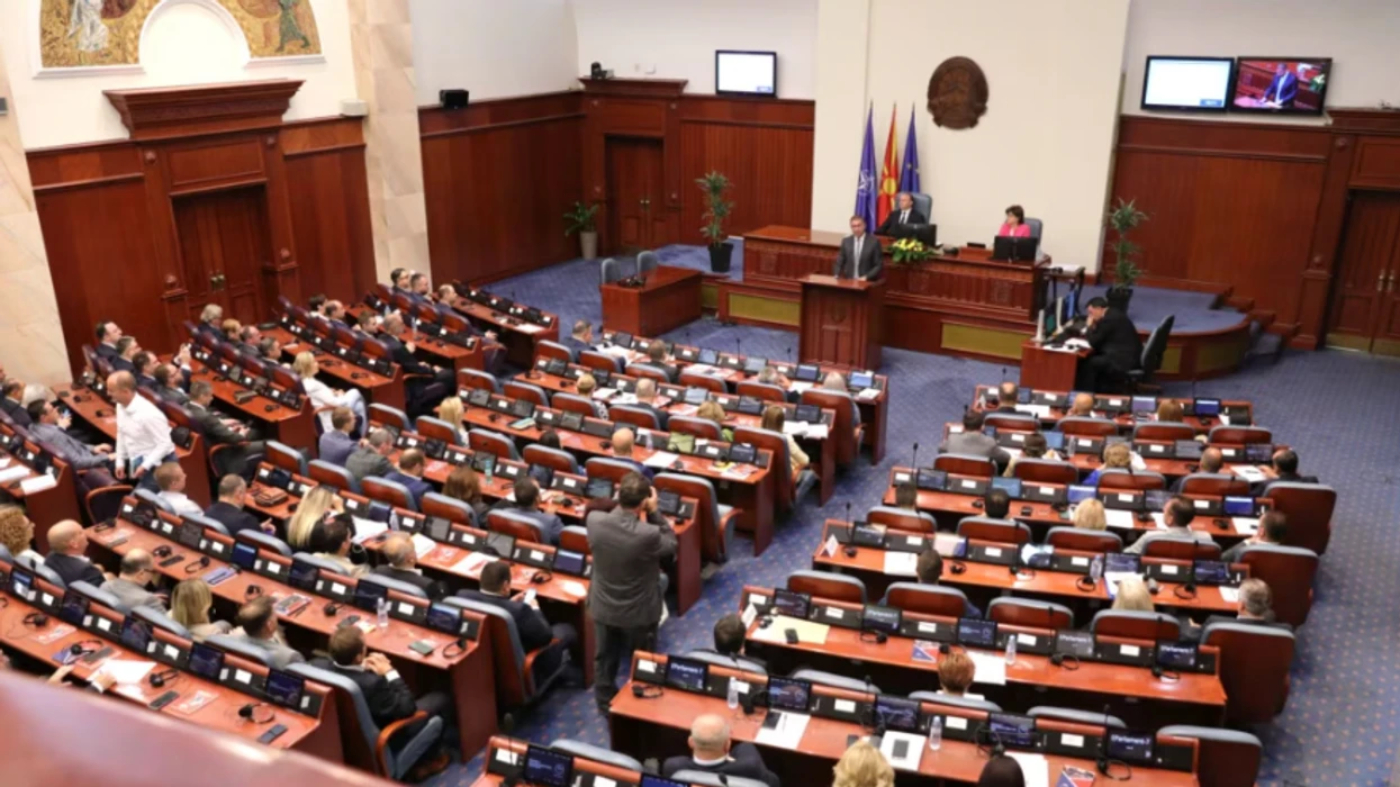 Në Kuvendin e Maqedonisë, propozimi i LSDM-së që ministrat të kenë vetëm shtetësi të RMV-së nuk mori mbështetjen e shumicës qeverisëse dhe u rrëzua.