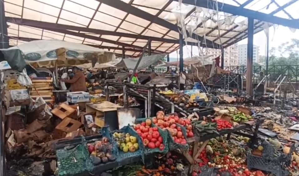 Zjarr në tregun e fruta-perimeve në Lushnjë ka prekur mbi 50 tregtarë.