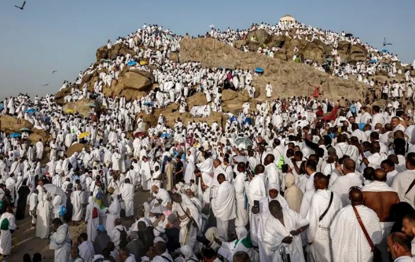 1.8 milionë pelegrinë drejt malit Arafat në kulmin e Haxhit