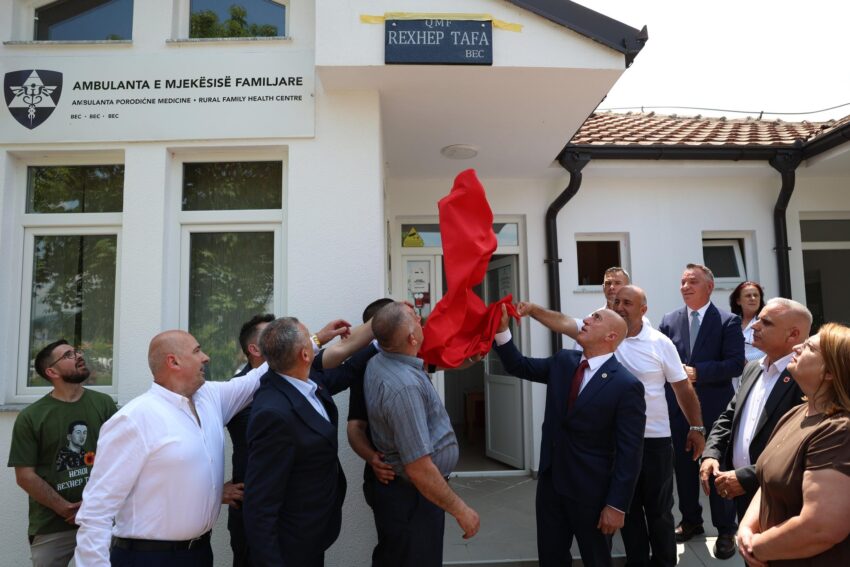 Zbulohet pllaka përkujtimore në Ambulantën e Mjekësisë Familjare në Bec për mjekun Rexhep Tafa nga ish-kryetari Ramush Haradinaj.
