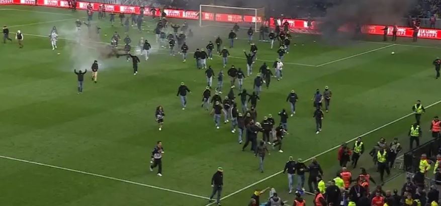 Ndeshja Nantes-Toulouse u ndërpre përfundimisht pas 22 minutash lojë për shkak të pushtimit të fushës nga tifozët dhe incidenteve në tribuna.
