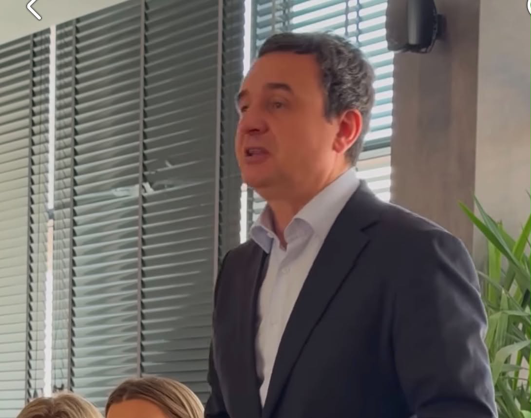 Kurti premton 100 euro shtesë mbi pension për gjyshërit që kujdesen për nipërit dhe mbesat nëse të dy prindërit janë të punësuar.