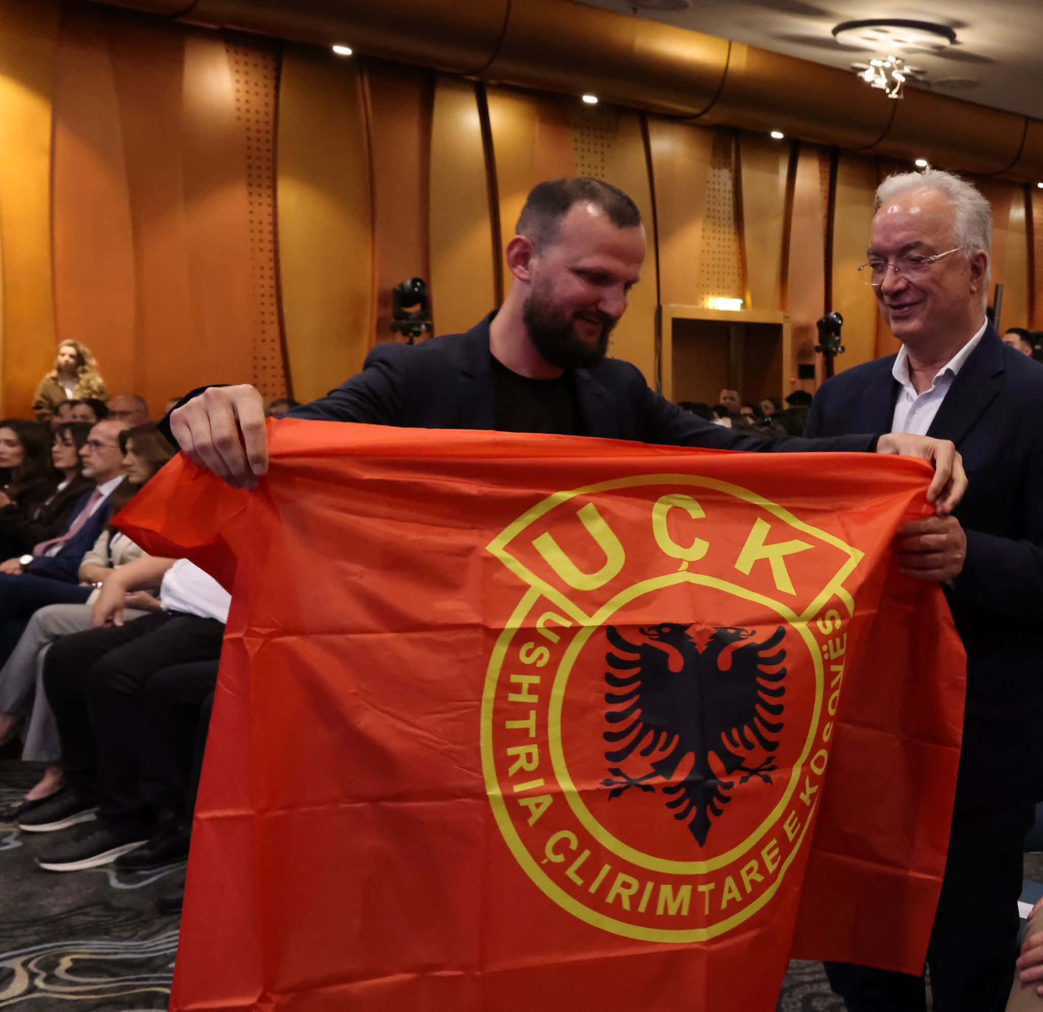 Flamuri i UÇK-së në duart e Xhavit Halitit gjatë takimit të PDK-së