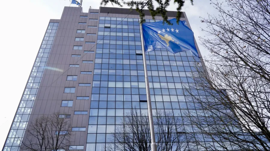 Përplasja mes komunave dhe Qeverisë për krizën financiare dhe politike