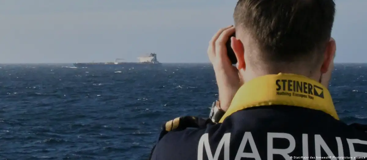 Franca ndaloi një tanker rus në Atlantik që po shmangte sanksionet ndërkombëtare me mbështetjen e Mbretërisë së Bashkuar.