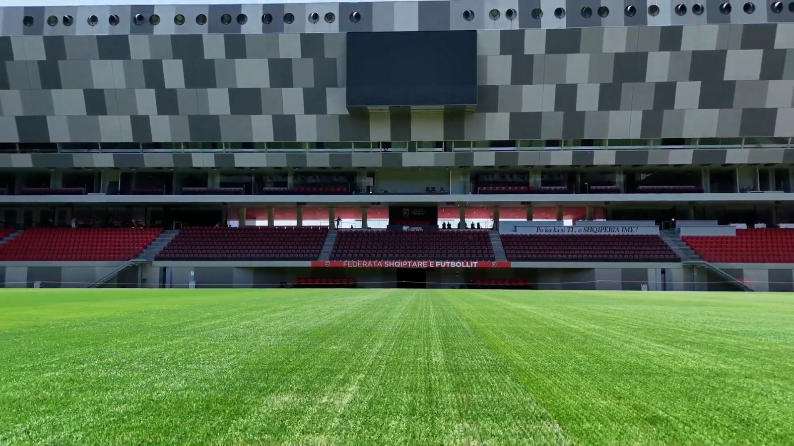 Stadiumi “Air Albania” gati për shtator me fushë moderne për EURO U-21
