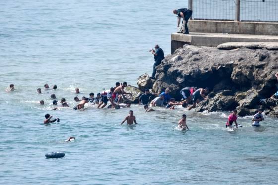 Mijëra migrantë përballë krizës humanitare në kufirin Spanjë-Marok