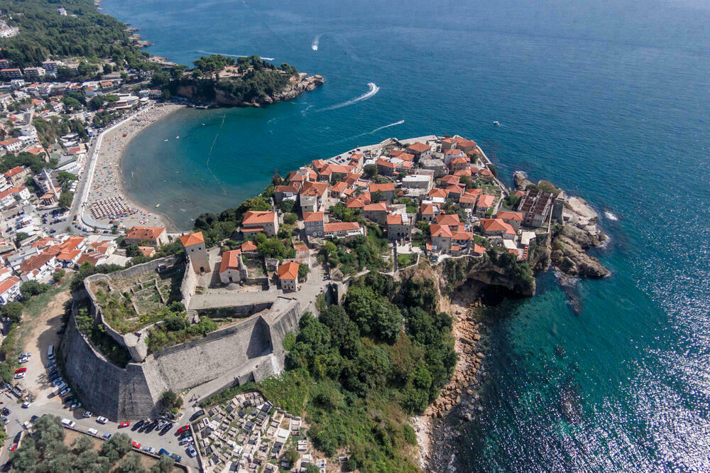 Emërimi i një zyrtareje që kundërshton njohjen e Kosovës ndez debat në Mal të Zi