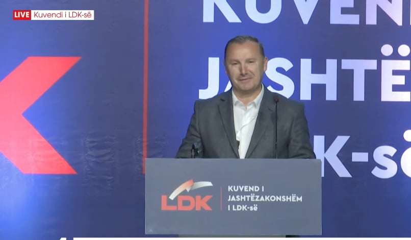 Kuvendi i LDK-së vazhdon me dyer të mbyllura dhe Armend Zemaj ftohet të arsyetojë kërkesën për shkarkimin e Lumir Abdixhikut.
