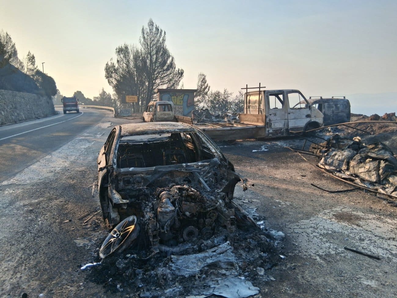Automjetet e djegura janë lënë në anë të Autostradës Adriatike në Kroaci pas zjarreve të mëdha.