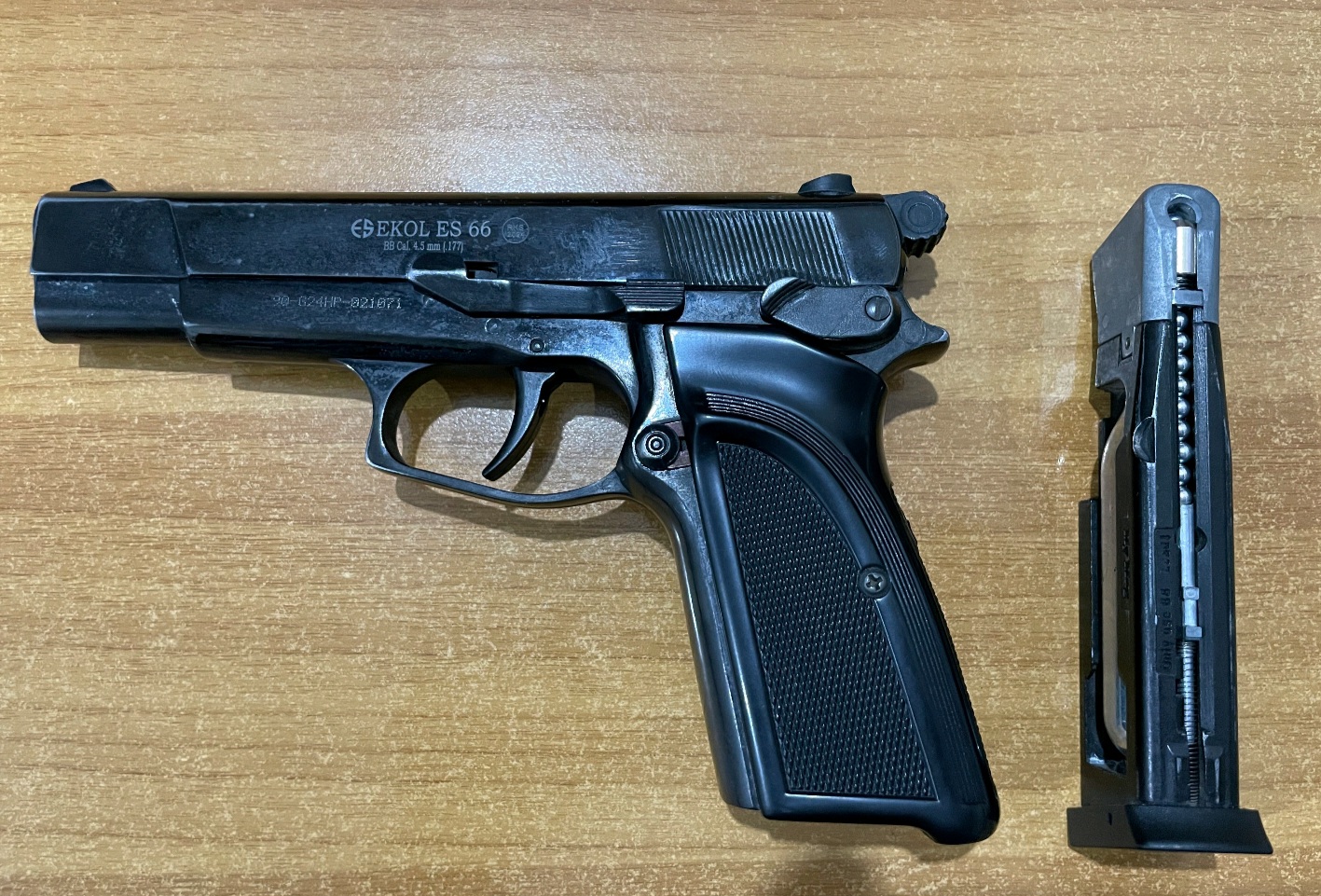 Policia ndalon një 45-vjeçar në Kaçanik, i konfiskon armën dhe fishekët gjatë kontrollit