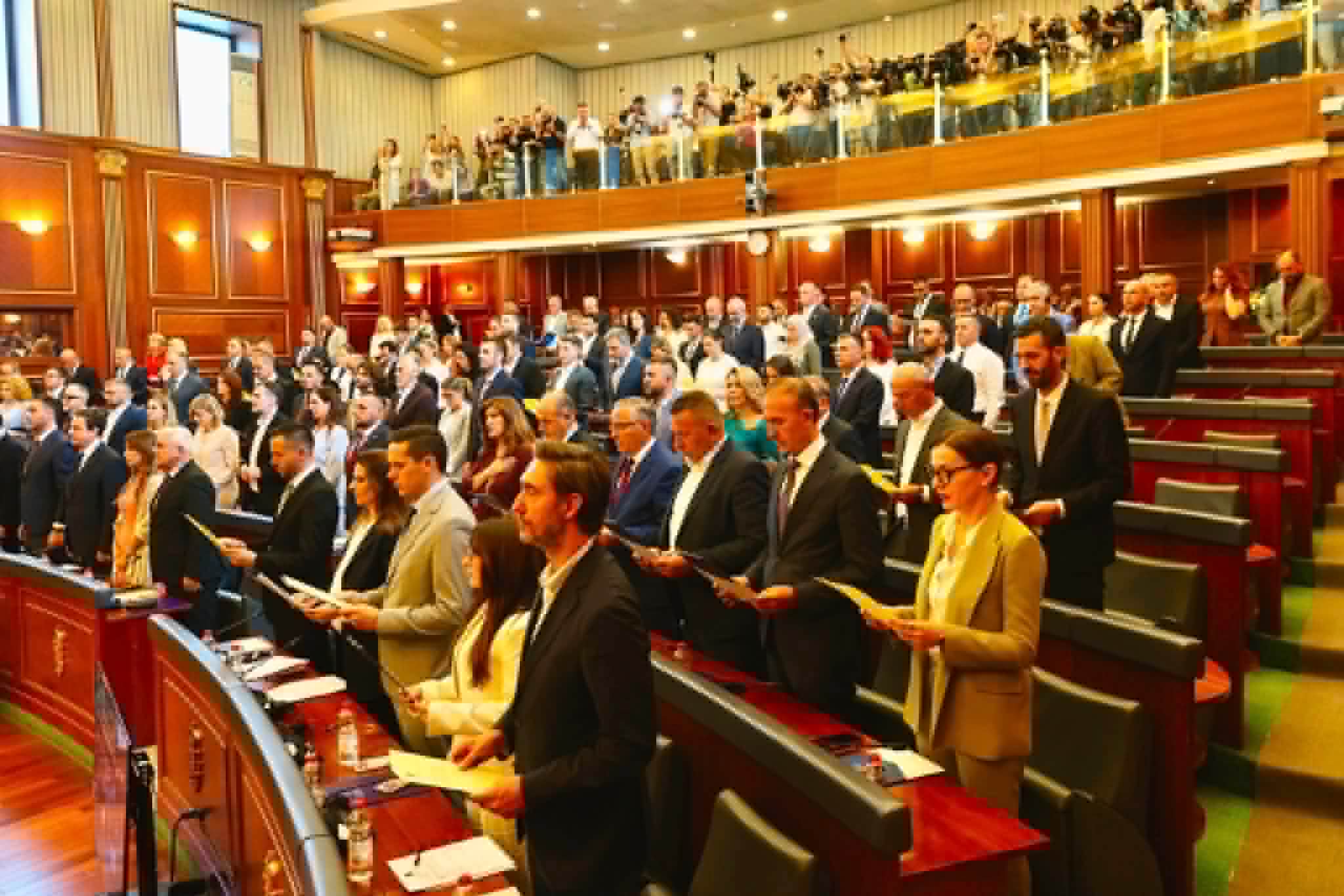 Deputetët e PDK-së kërkojnë hapjen e Kuvendit dhe paralajmërojnë prezencë të përhershme