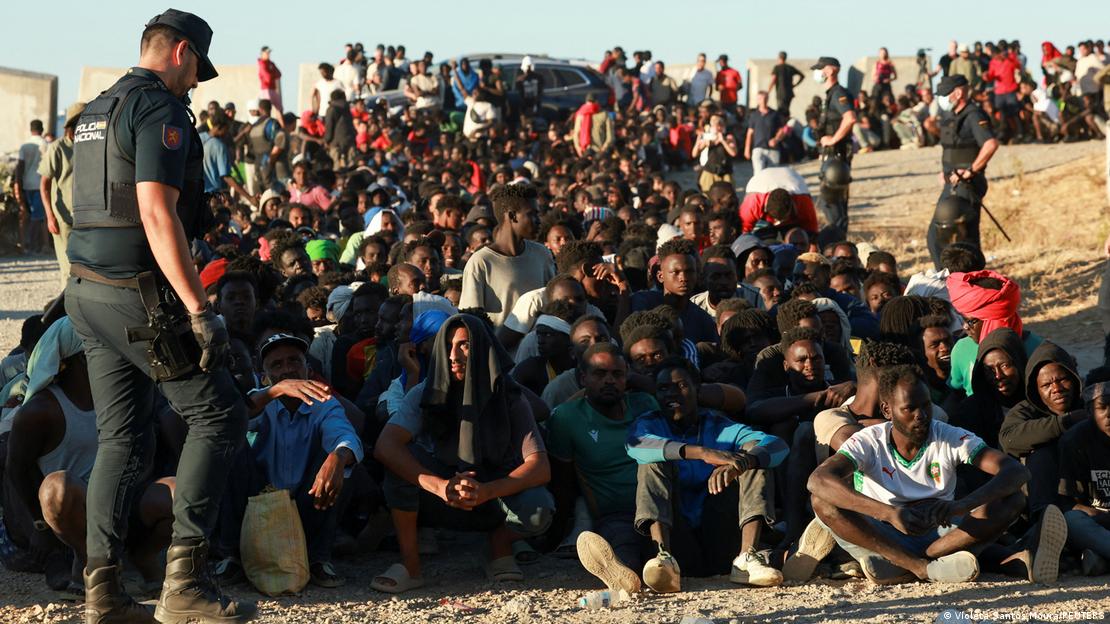 Kush qëndron pas fluksit masiv në Ceuta? Analiza e ekspertëve