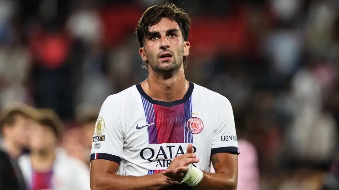 Ferran Torres dhe Mika Godts mbetën të bllokuar jashtë hotelit të tyre pas ndeshjes ndaj Rennes për shkak të një grupi tifozësh.