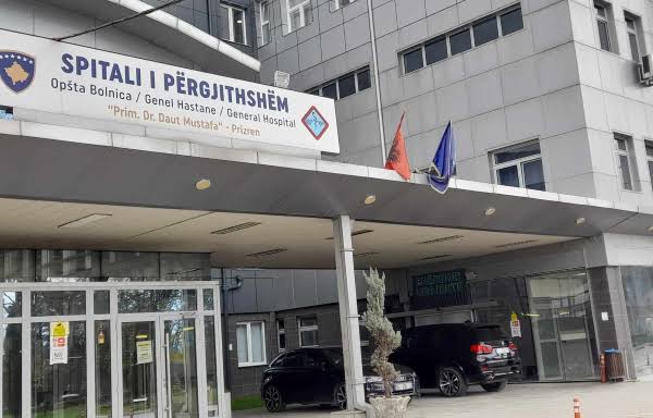 Viktima në Suharekë identifikohet si Avdyl Kryeziu, 76 vjeç, që vdiq pas rrëzimit dhe trajtimit mjekësor.