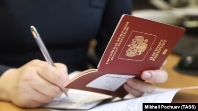 Si po e vështirëson Moska largimin nga shtetësia ruse