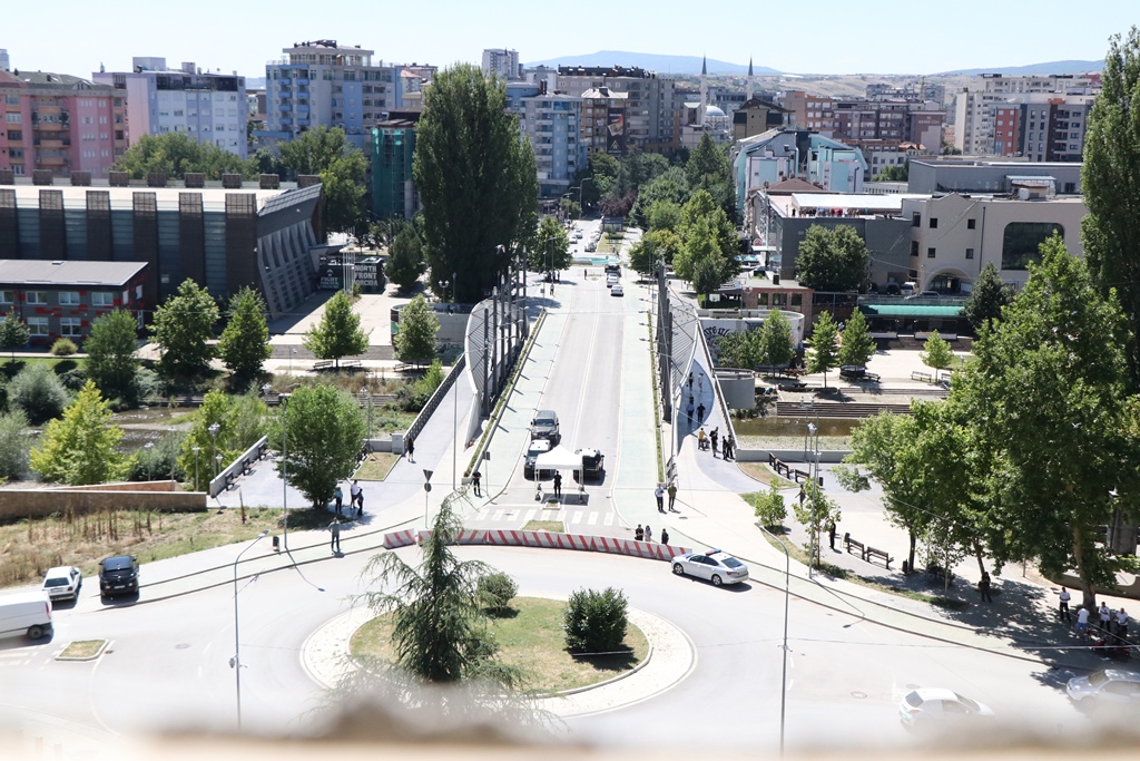 Ura e Ibrit mbetet e mbyllur për automjetet, BE-ja kërkon koordinim dhe siguri