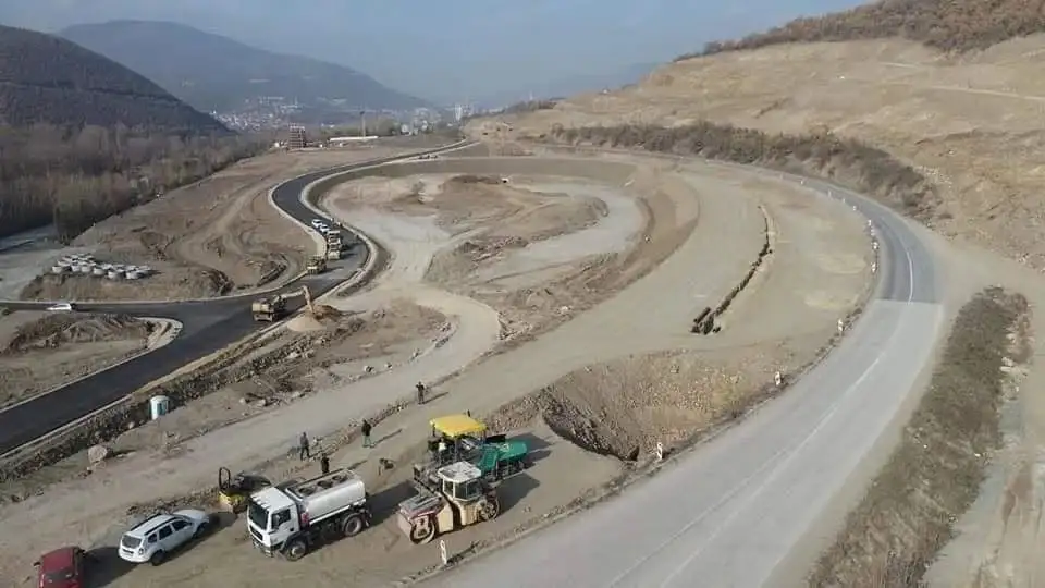 Fillojnë punimet për autostradën Shkup–Bllacë që lidh Kosovën me korridorin 8
