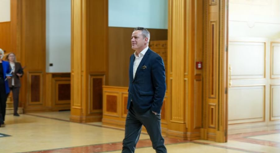 Përplasja mes Kurtit dhe LDK-së për fjalët “mik” dhe rolin e Abdixhikut
