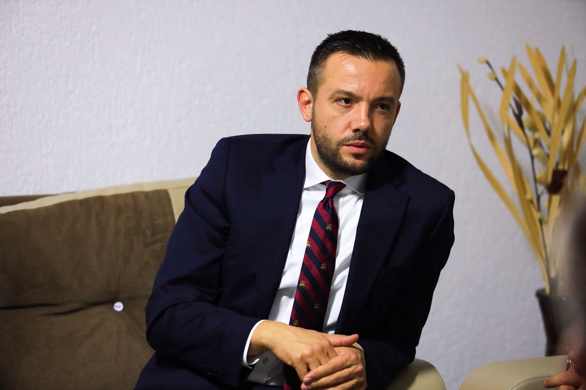 Deputeti Arian Tahiri propozon që partitë politike t’i japin mbështetje Hashim Thaçit për rikthim në Presidencë pas verdiktit të Hagës.