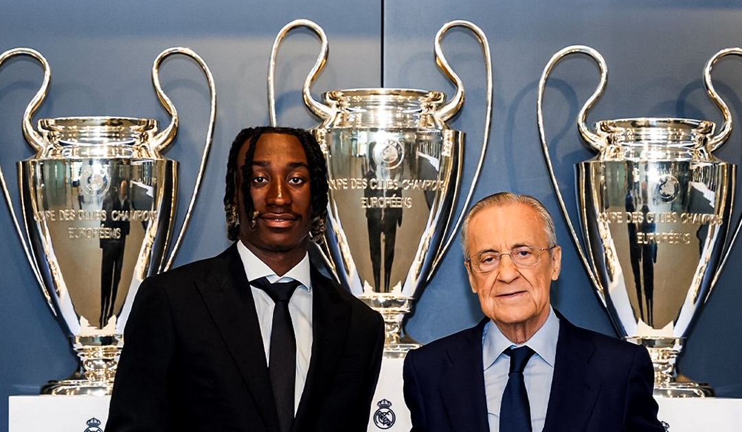 Yan Diomande u prezantua zyrtarisht në Real Madrid City në një ceremoni me presidentin Florentino Perez dhe presidentin nderi Jose Martinez “Pirri”.