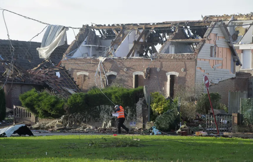 Një tornado në Francë ka dëmtuar mbi 300 shtëpi dhe ka plagosur 39 persona, dy prej të cilëve në gjendje kritike.