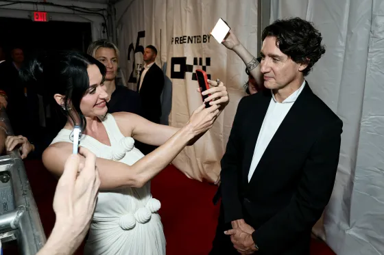 Justin Trudeau konfirmohet zyrtarisht në Sunny Hill Festival në Prishtinë duke mbështetur Katy Perry-n.
