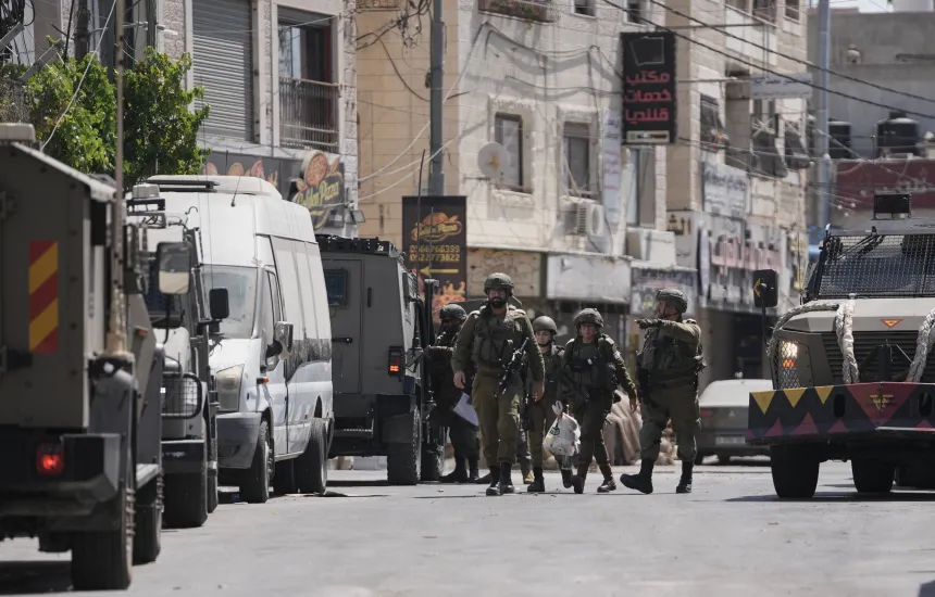 Forcat izraelite dërgohen në fshatin e rrethuar nga kolonët në Bregun Perëndimor