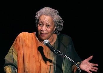 Toni Morrison, zëri që ndryshoi letërsinë amerikane dhe historitë e harruara
