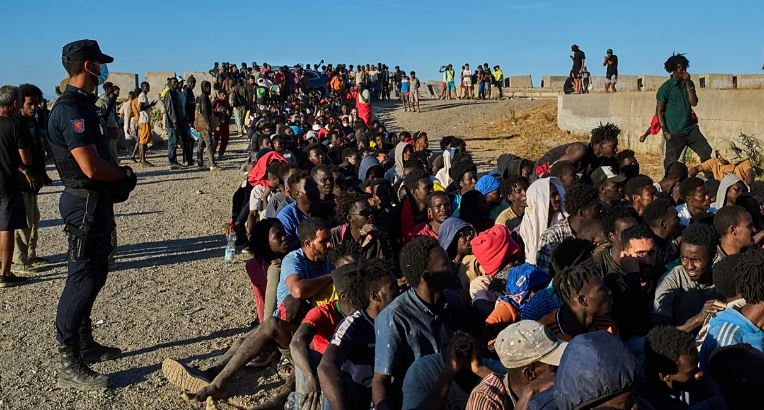 Migrantët në Ceuta: Maroku paralajmëron, Spanja mohon