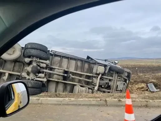Dy kamionë përfshihen në aksident me të lënduar në autostradën “Ibrahim Rugova”