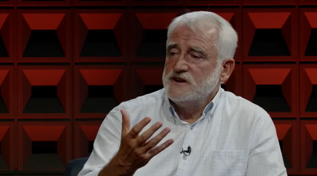 Akuzat e forta të Menduh Thaçit ndaj Ali Ahmetit: Një betejë politike e ashpër