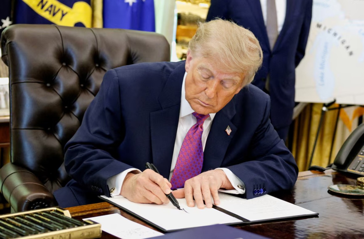Presidenti Trump ka firmosur urdhrin ekzekutiv për riemërtimin e Liqenit Ontario në “Liqeni Amerika” brenda SHBA-së, duke ngarkuar sekretarin e Brendshëm ta përditësojë emrin në sistemet zyrtare brenda 30 ditësh.
