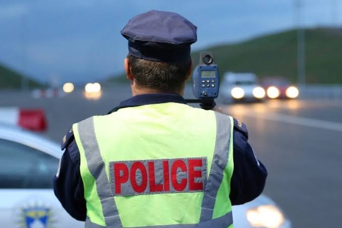 Shoferi kapet duke vozitur trefish shpejtësinë e lejuar dhe ndëshkohet ashpër