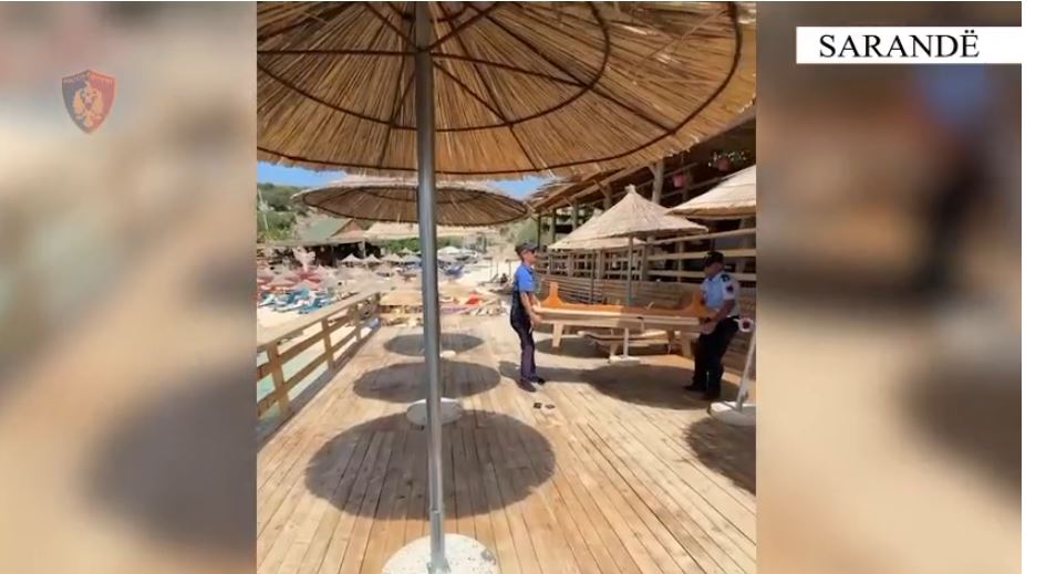 Ndërtim i paligjshëm në plazhin e Sarandës, arrestohet 47-vjeçari dhe sekuestrohen shezlongë