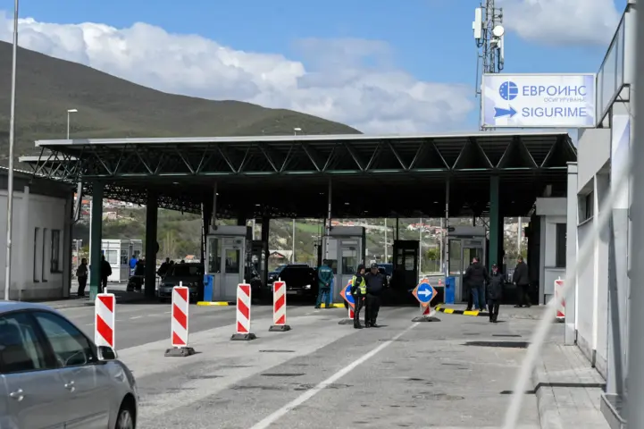 Tre shtetas nga Maqedonia e Veriut kapen duke kaluar kufirin ilegalisht me makineri të konfiskuar