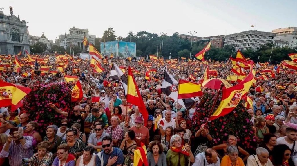 Mijëra njerëz protestuan në qytete të ndryshme të Spanjës kundër menaxhimit të krizës së emigrantëve në Ceuta.