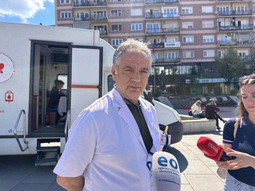 Dhurim gjaku në nder të Dëshmorëve në sheshin “Zahir Pajaziti” në Prishtinë