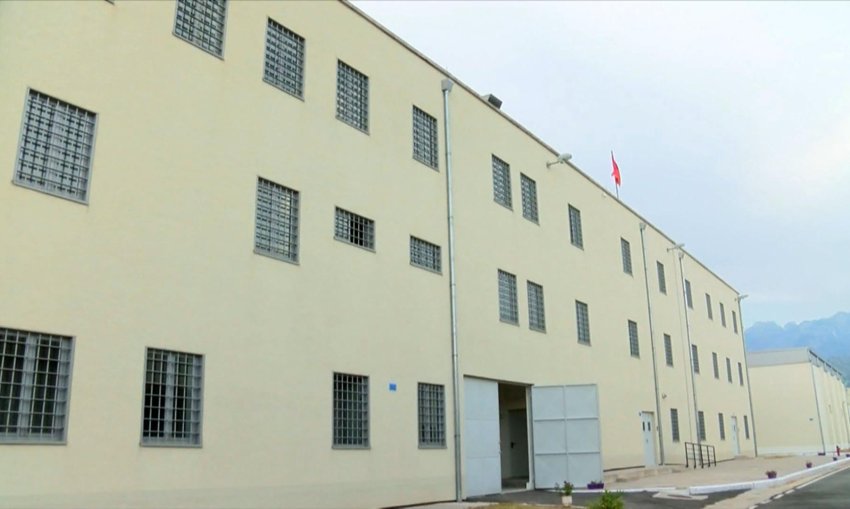 Incident i rëndë në burgun e Reçit, dy të paraburgosur dhunojnë gardianin