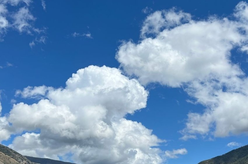 Moti i kthjellët dhe i qëndrueshëm me vranësira të lehta sot në Shqipëri