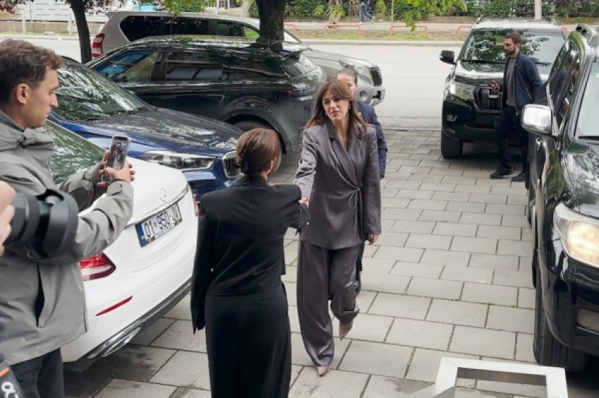 Haxhiu viziton institucionet e teknologjisë, premton mbështetje për të rinjtë e Kosovës