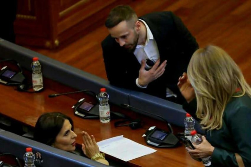 Fatos Geci tentoi t’i kërkojë falje Vlora Çitakut para seancës së Kuvendit, por ajo e injoroi.